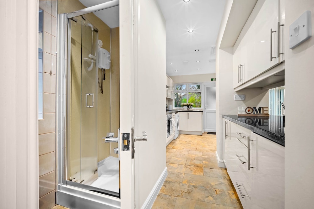 Harborne House 4 Bedroom Contractor Qe Hospital