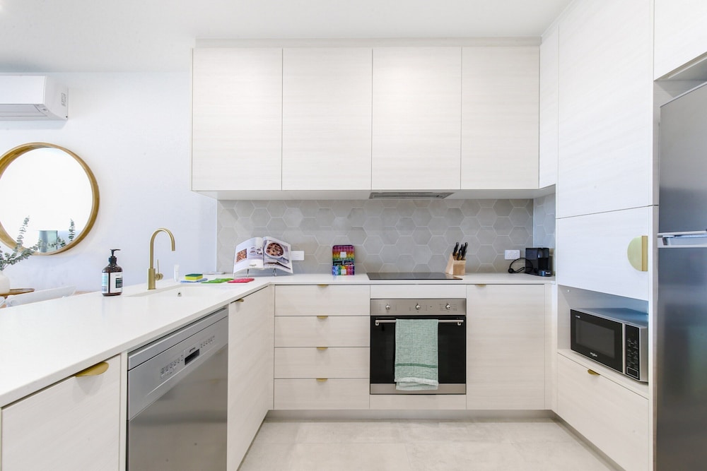 Bay View 2-bedroom Apartment With BBQ