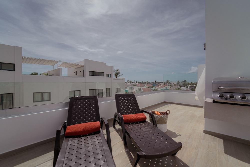 Fantastic Beach Penthouse With Rooftop BBQ