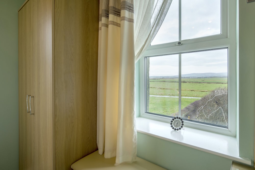 Cottage - Sleeps 5 - Hot Tub - Garden - Parking view 2