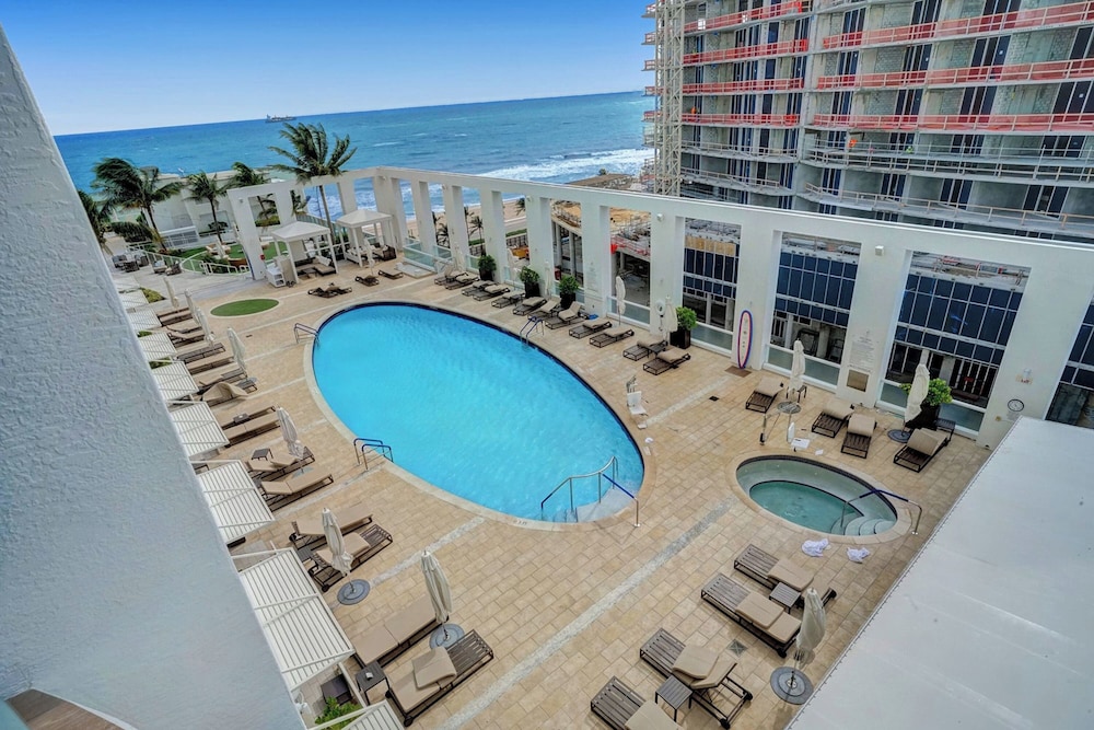 Elegant Beachfront Condo: Your Perfect Getaway!