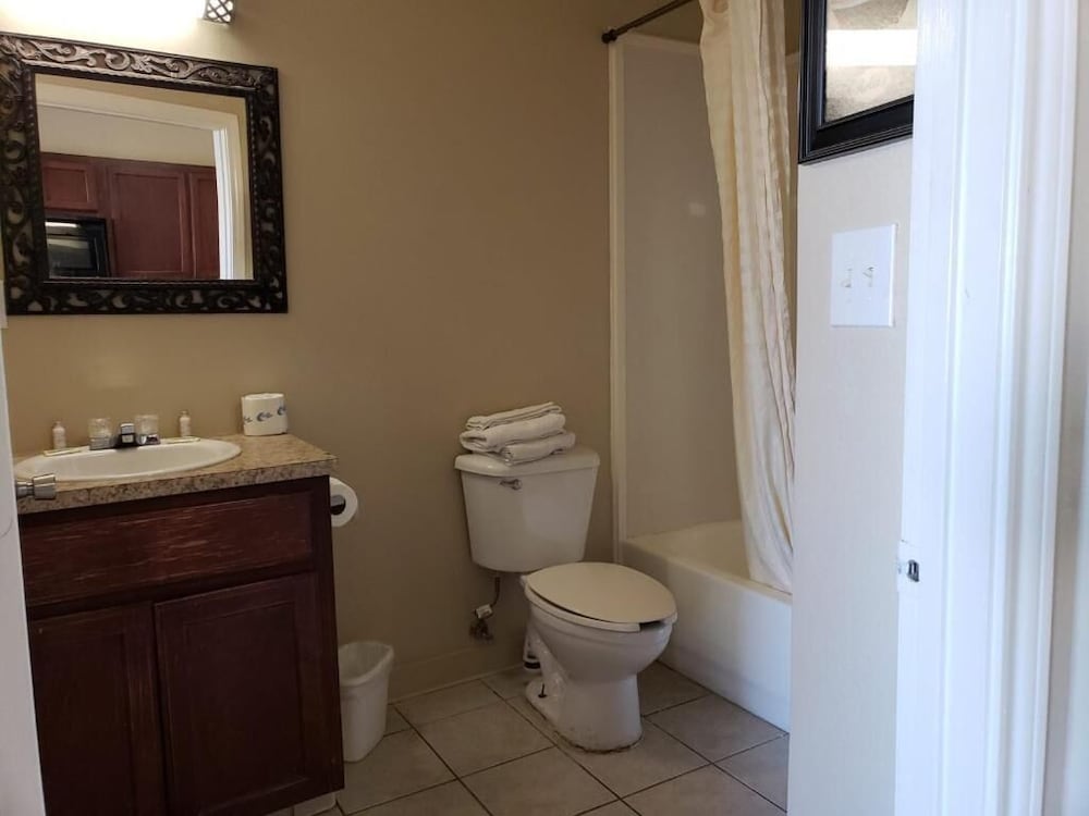 Crossroads Inn & Suites