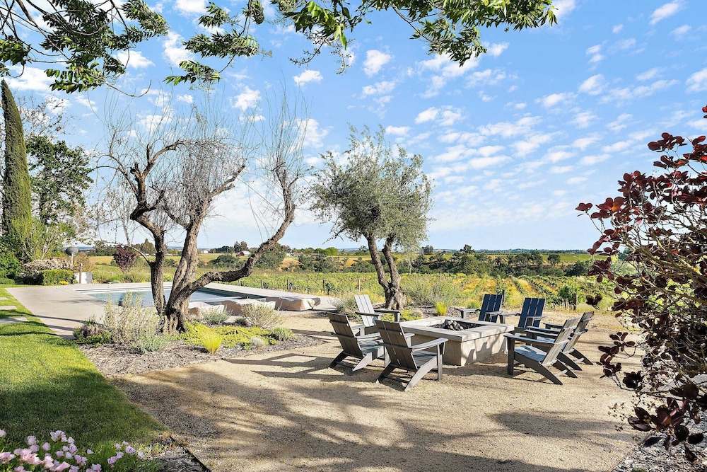 Wellsona Vineyard Retreat + Pool, Hot Tub, Views Main Home + Guest Home