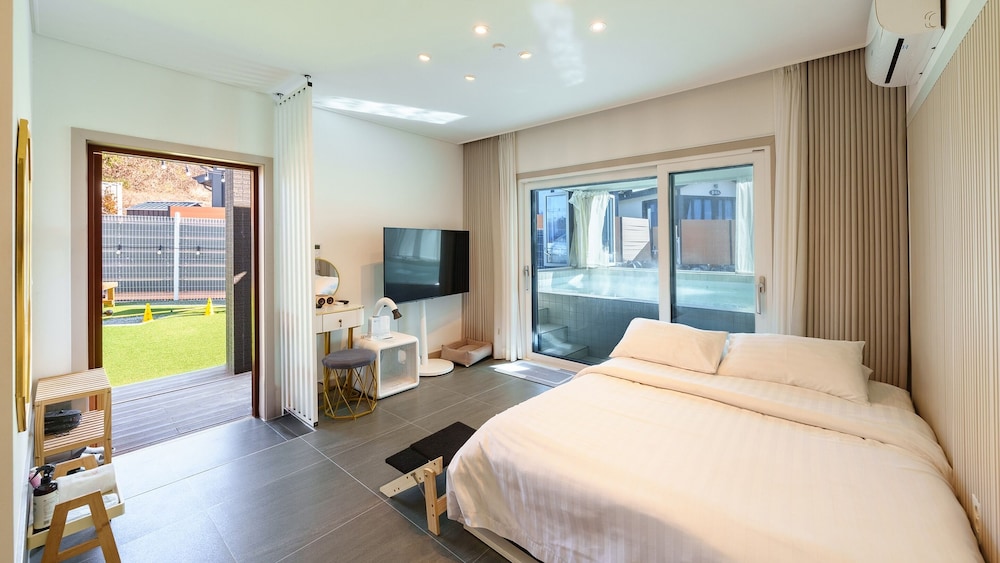 Taean Holy Dog Pool Villa