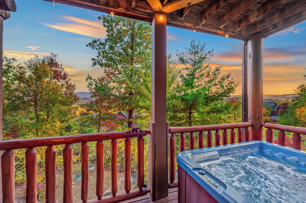 A View for All Seasons by Avantstay 12bdr w/ Game Room, Hot Tub, Movie Theater, Deck Views