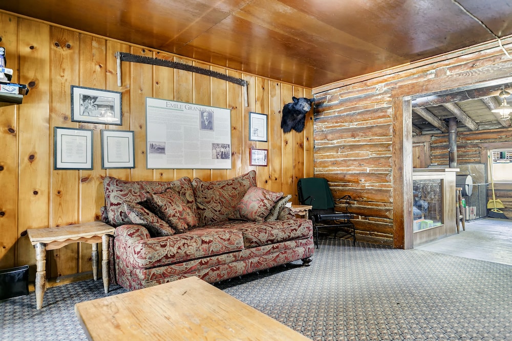 Sawtooth Lodge