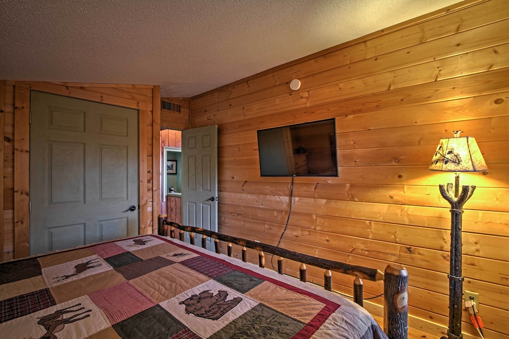 Hot Tub & Mtn Views: Scenic Cabin in Gatlinburg!