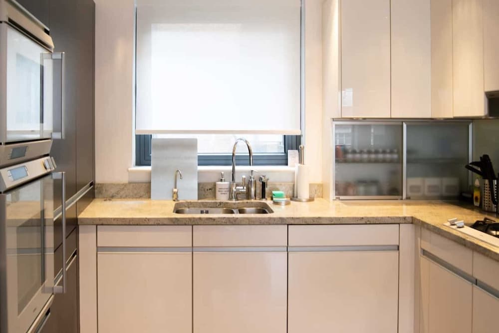 Modern 2 Bedroom With Balcony Near Oxford Street