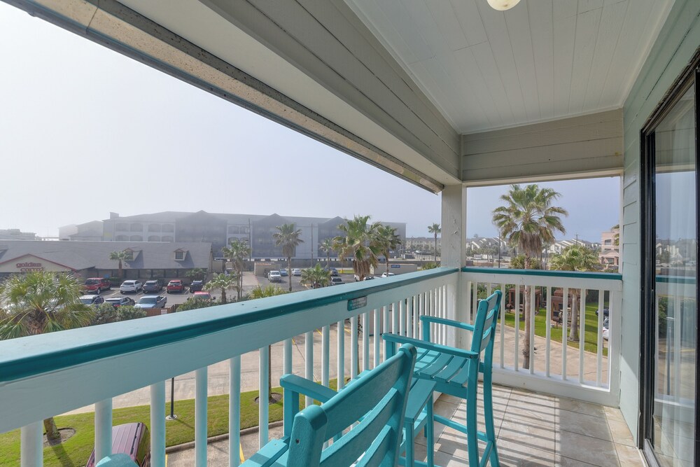 Steps to Beach: Galveston Condo w/ Balcony!