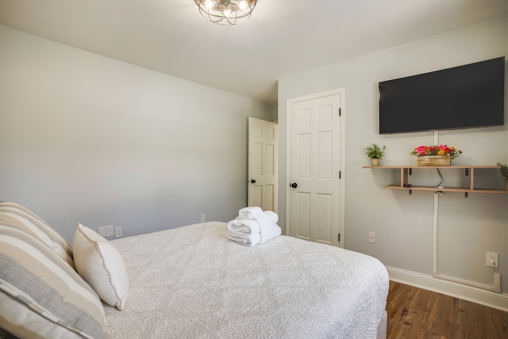 1/2 Mi to Lake Geneva: Home w/ Game Room