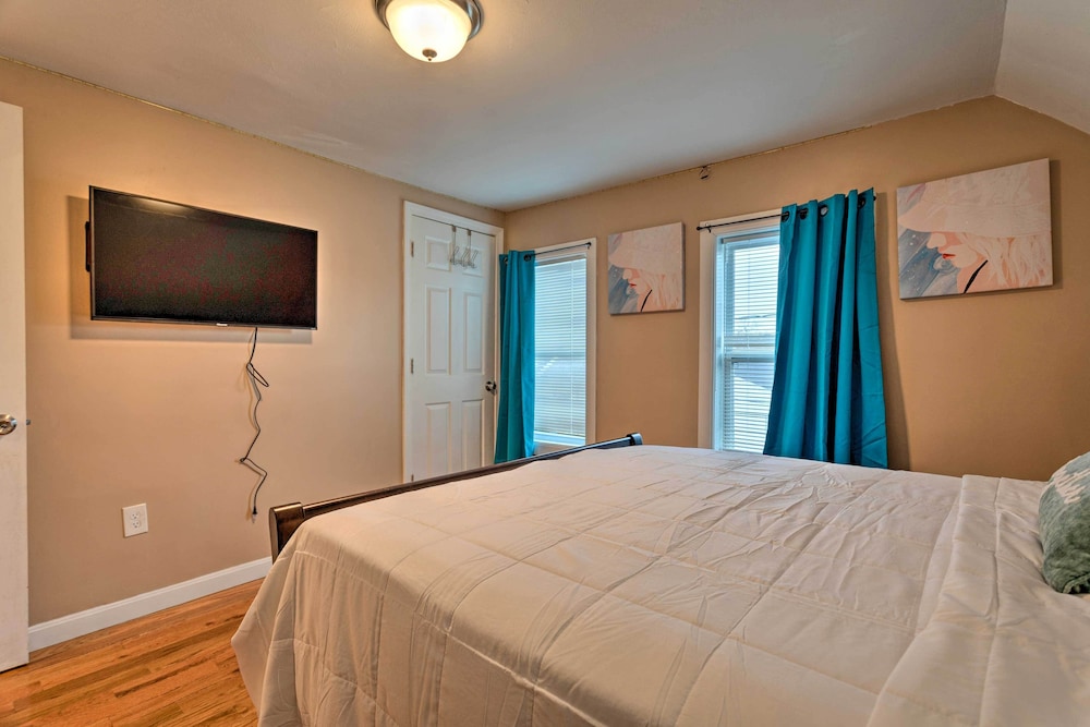 Cozy Third-story Apartment in Dtwn Brockton!