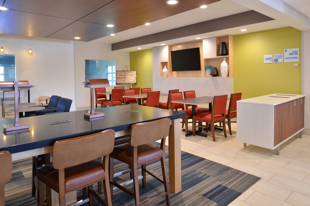 Stevens Point Vacations - Holiday Inn Express and Suites Stevens Point, an IHG Hotel - Property Image 7