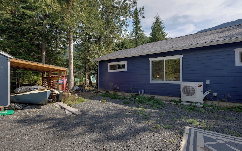 A Re-styled Single Story, 3-bedroom, 2-bath Ranch Style Cabin at Silver Lake