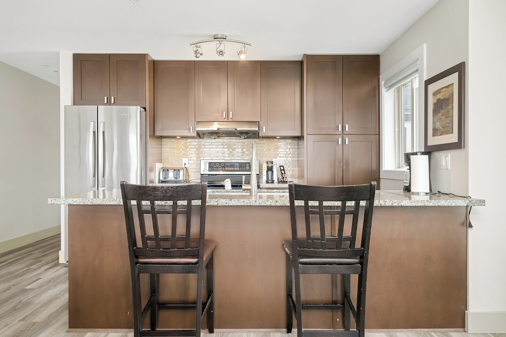 Harmony Haven 2BR Lakefront Suite
