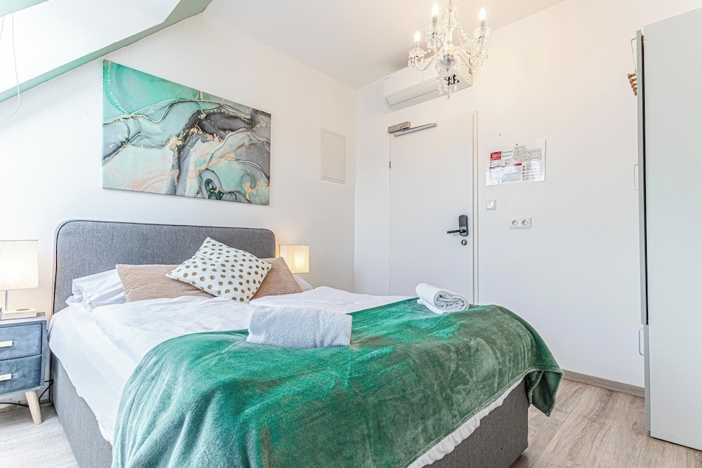 Stunning 12BR Floor For 24 People