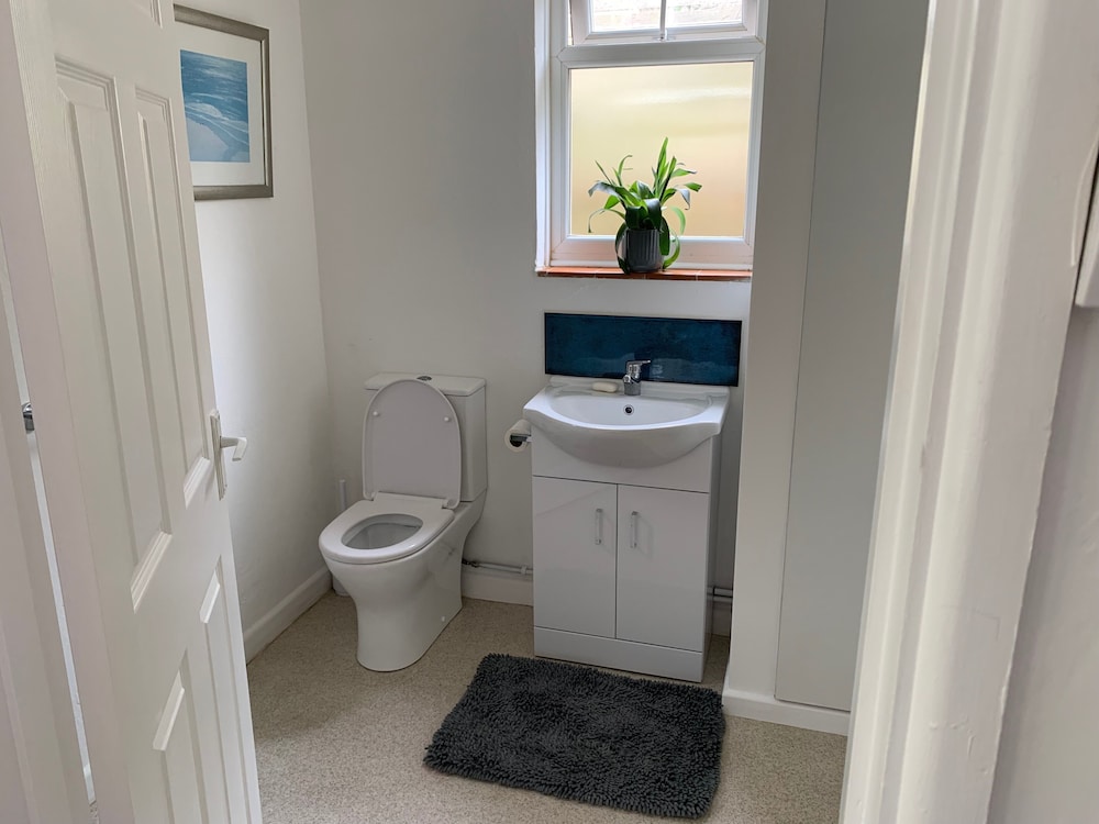 2 Bed-sleeps 4-parking-pets-10 min Walk to Beach