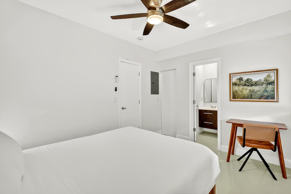 Chic Modern Studio With Queen Bed
