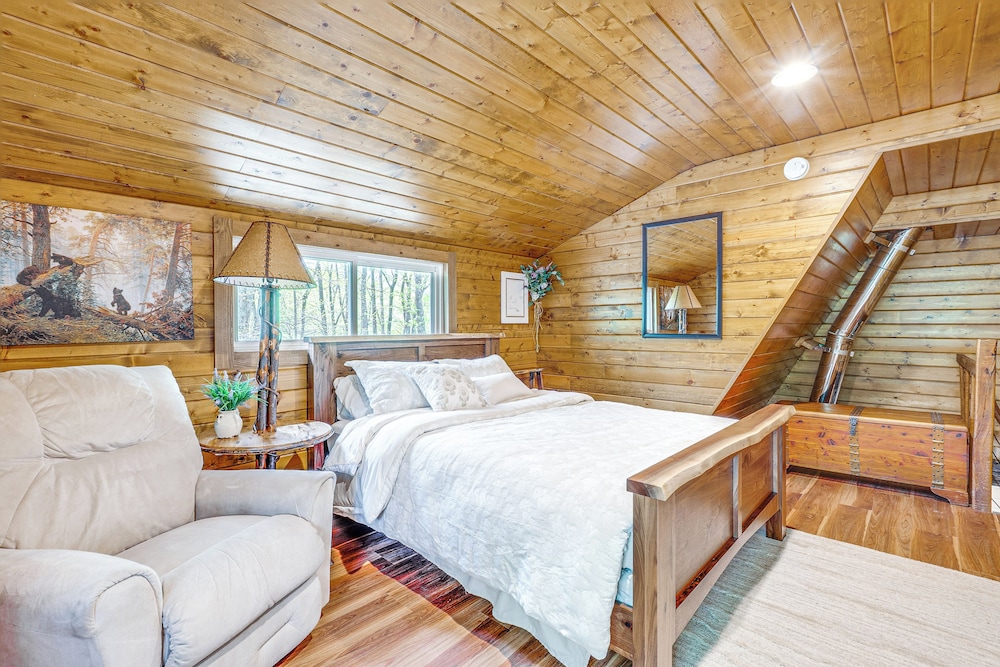 Secluded Cabin w/ Hot Tub in Hocking Hills