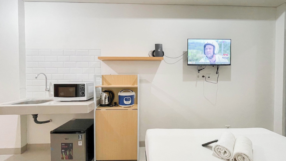 Basic Studio (No Kitchen) Near Unhas Bandaraya - Tallasa City Makassar Apartment