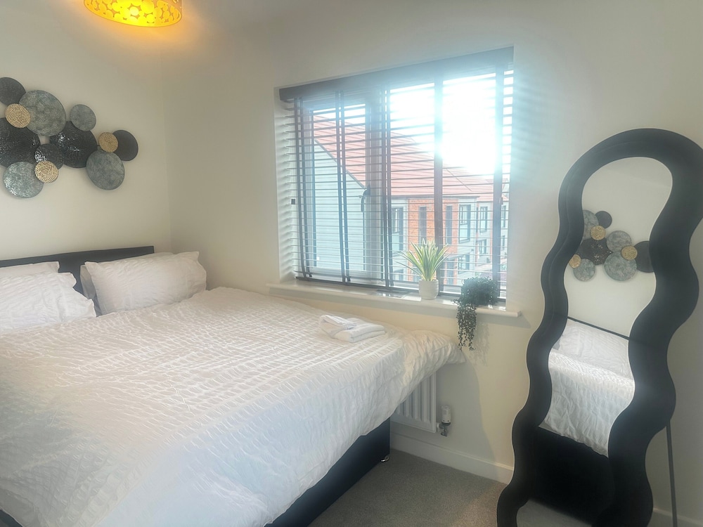 4 Bed House - Sleeps 8 - Pets - Parking - Wifi