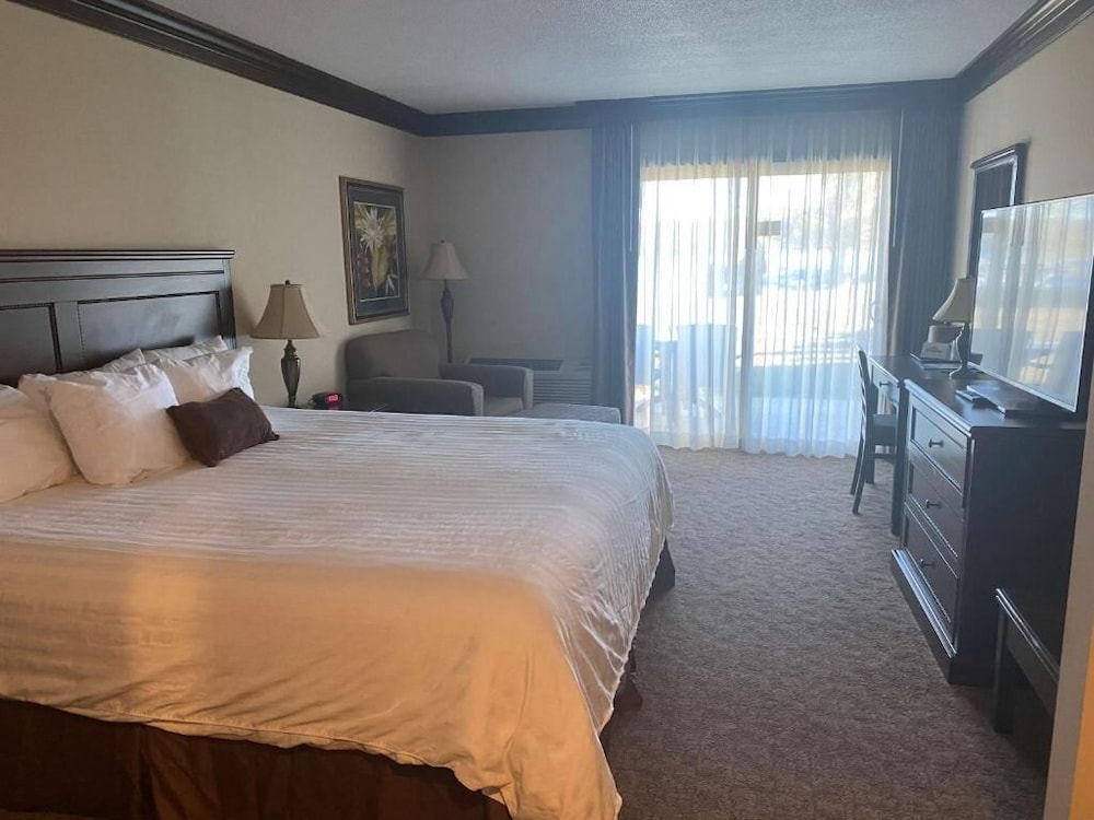 Bloomington Vacations - Fourwinds Lakeside Inn  Marina - Property Image 5