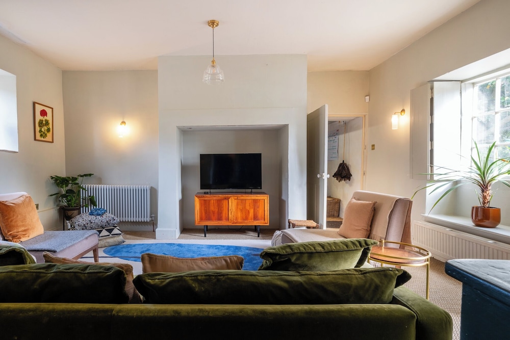 Stunning 8-Bedroom Home in Painswick