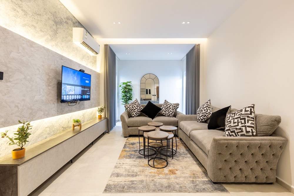 Spacious Designer Three Bedroom Home in Almadinah