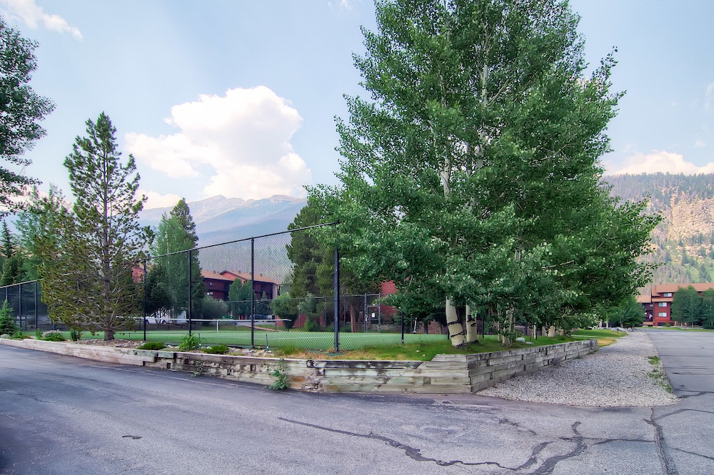 Mountainside Condominiums by CRMR
