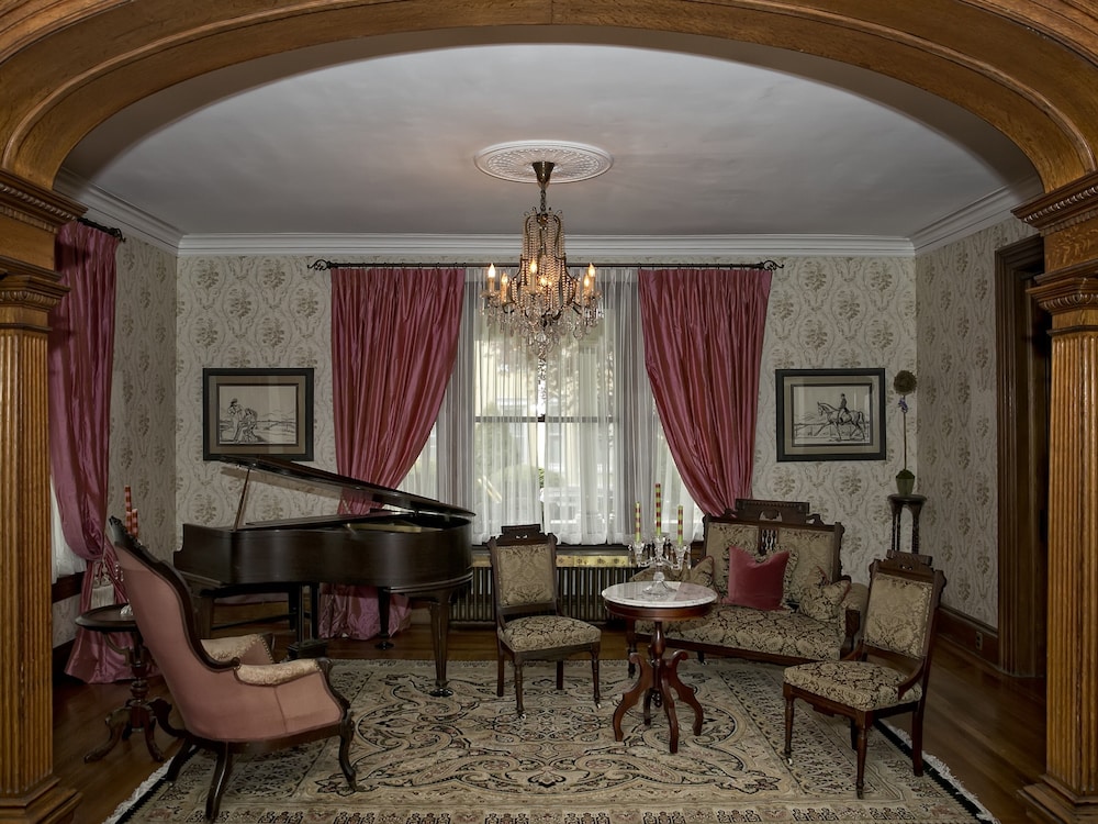 Circular Manor Bed and Breakfast