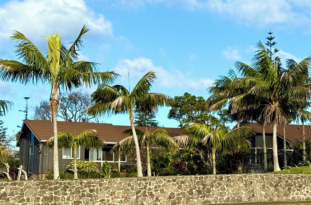 Fletcher Christian Apartments - Manava Suites