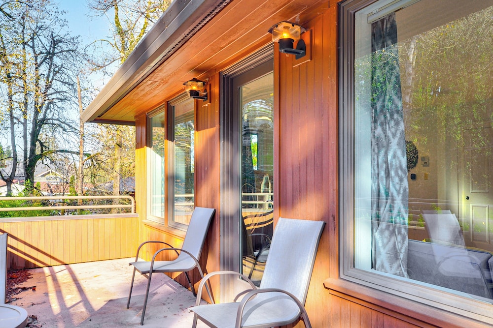 Walk to Willamette River: Studio in West Linn