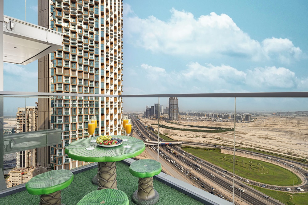 Nobles Suites by Hostiva - City View