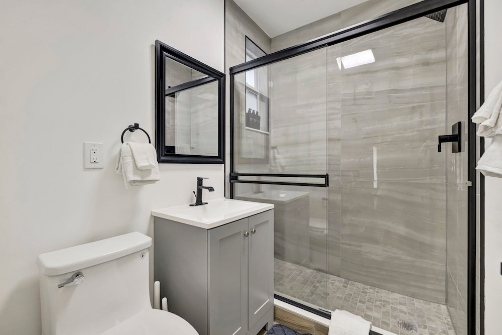Sophisticated 2BR1BA Short Walk to Beach