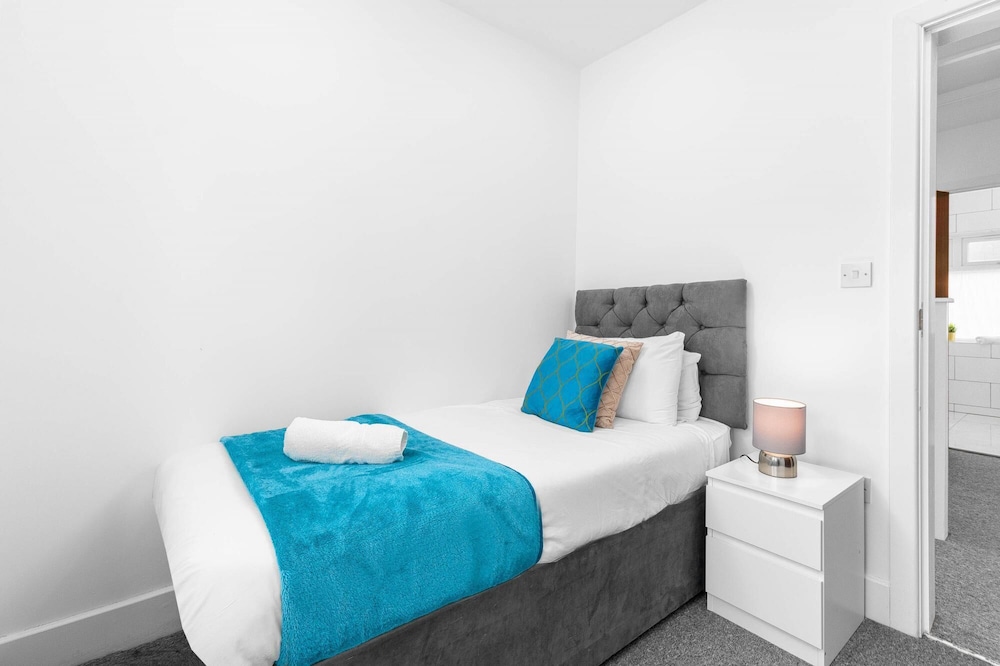 Spacious House With Garden Close to Birmingham City Centre view 5