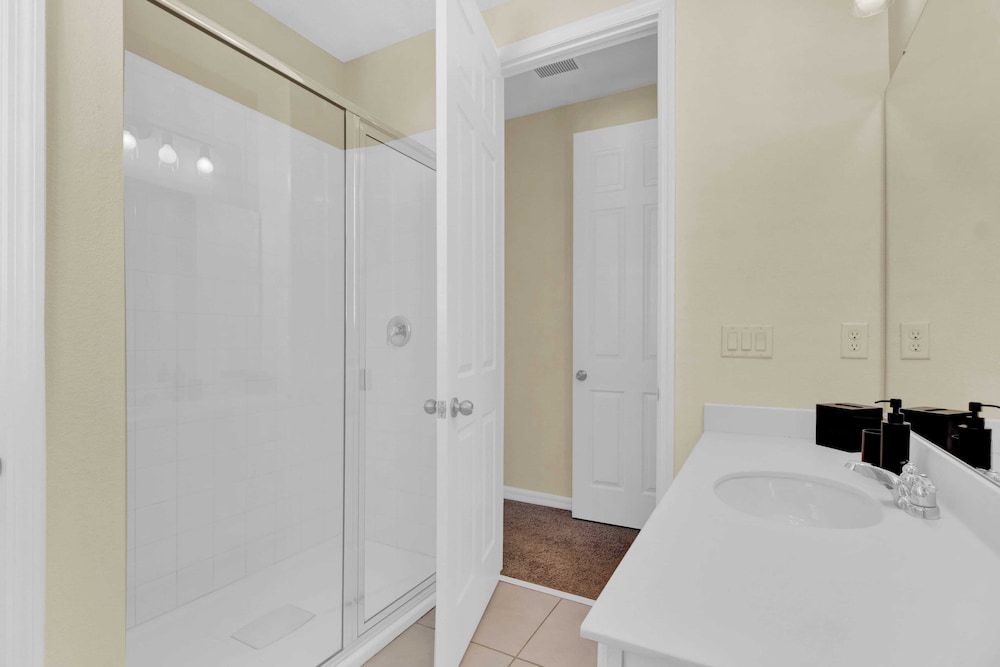 Sleeps 20! 9bdr, Star Wars-themed Game Room, Pool, Hot Tub Nassau by Avantstay