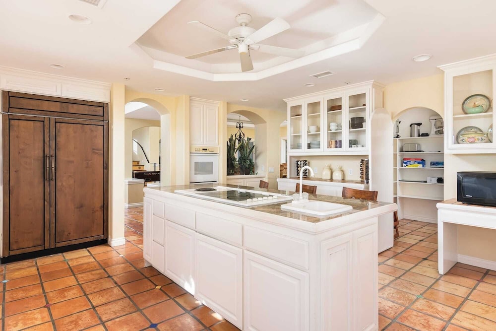 Two Estates w/ Pools, Hot Tubs, Game Rooms, Valley Views & Tennis Court Near Beaches & Wineries