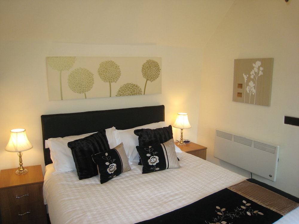 Macbeth Cottage view 3
