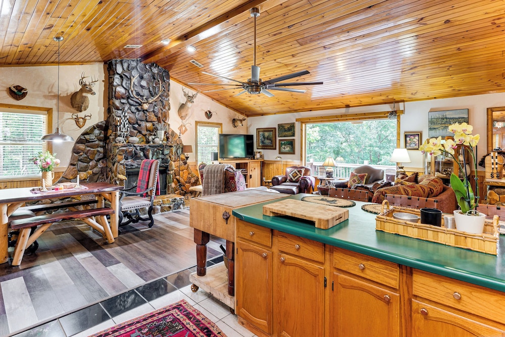 Screened Porch, Deck + Mtn Views: Andrews Retreat!