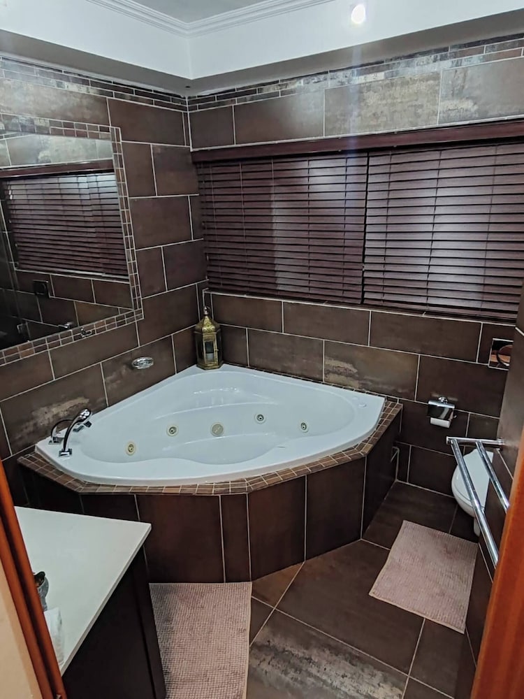 Room-indulgent Escape, Jet Bath, Stunnin