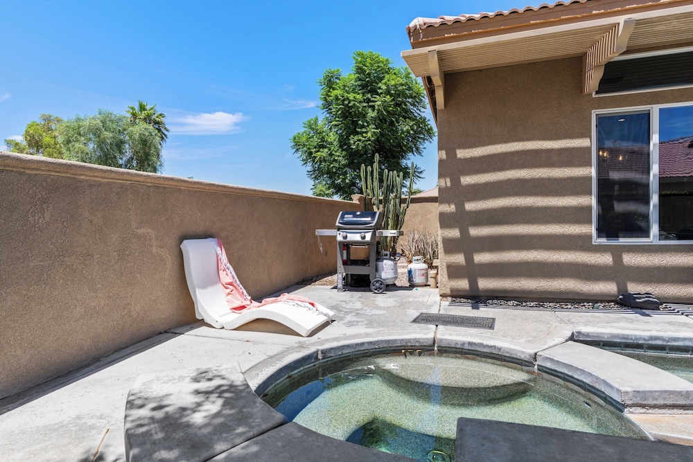 Designer Desert Oasis w/ Pool, Hot Tub, Outdoor Lounge The Riley by Avantstay