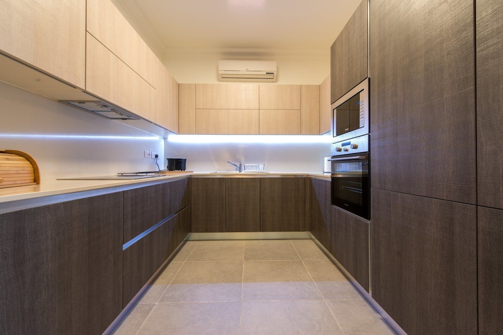 Seafront LUX APT IN Fort Cambridge view 4