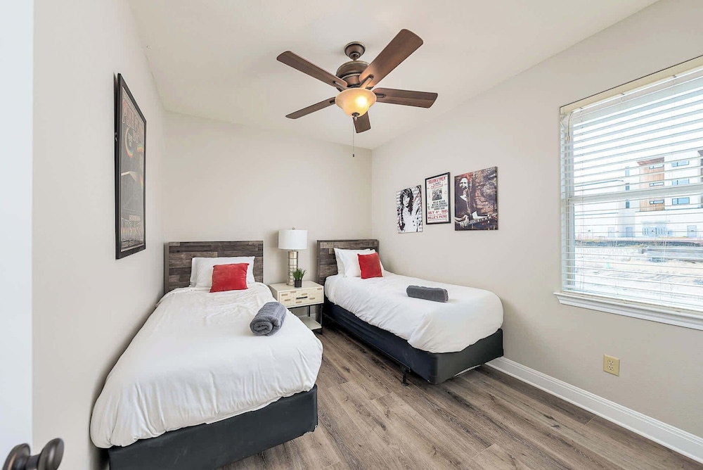 Upstay East Austin Retreat w Yard5min to Downtown