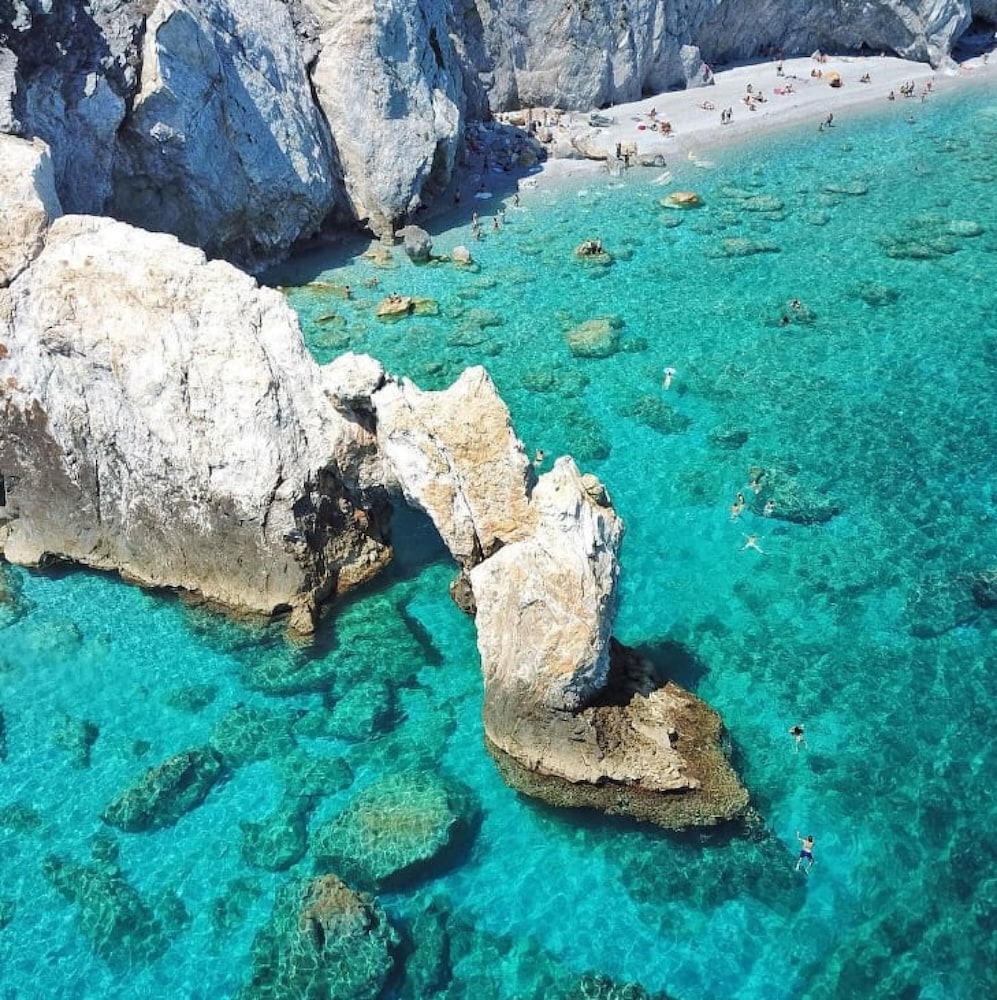Gruccio Yellow Studio - A Sunny Skiathos Gem view 3