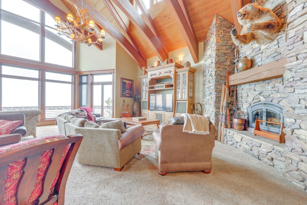 Hot Tub + Views: Luxe Mountain Escape in Yucaipa
