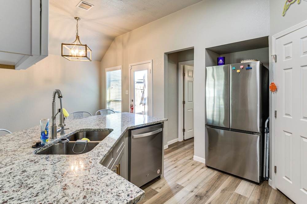 9 Mi to College Station: Dog-friendly Home w/ Yard