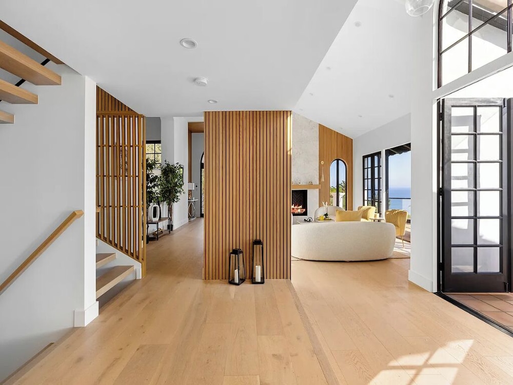 Villa Costera - Tree-lined Tranquility: 3-level Entertainer's Dream