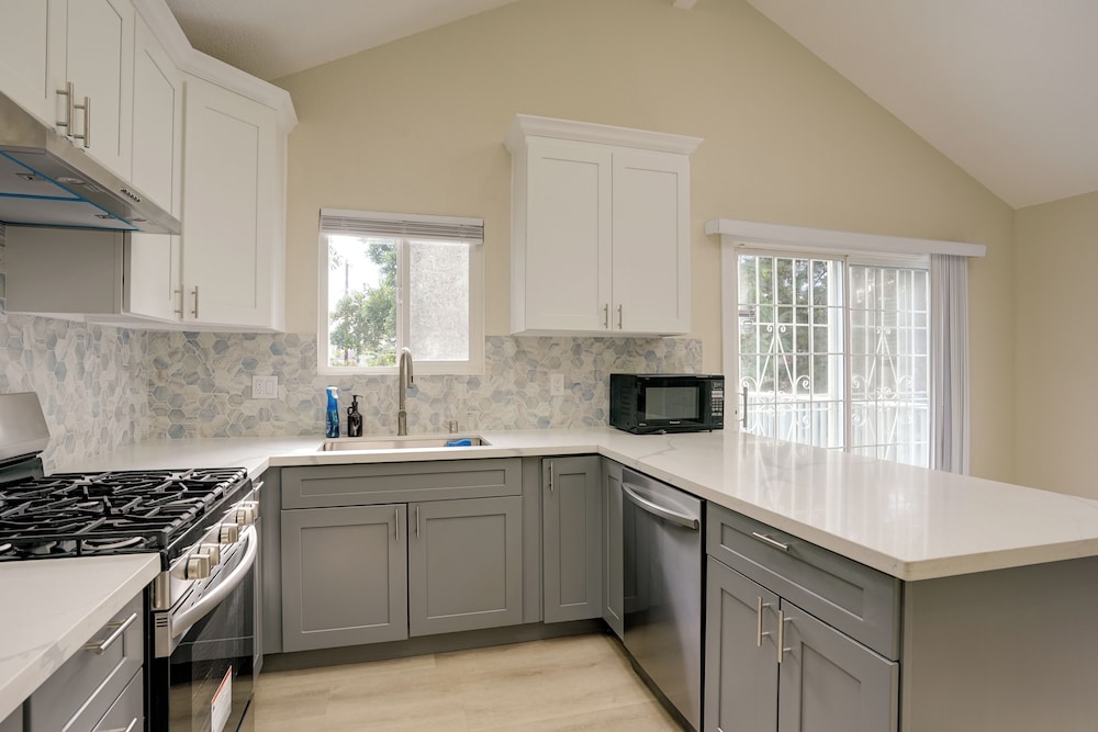 2 Mi to San Francisco Bay: Family Home w/ Decks!