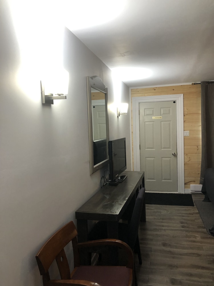Greenside motel