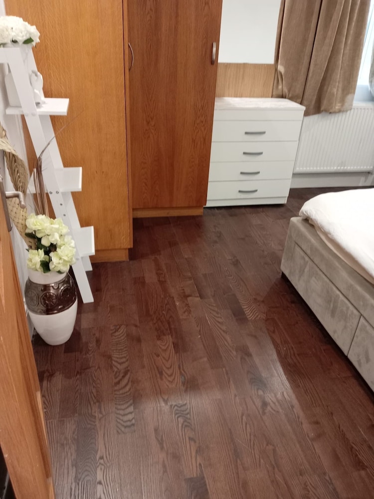 Luton Excellent 1 bed Apartment With Living Room