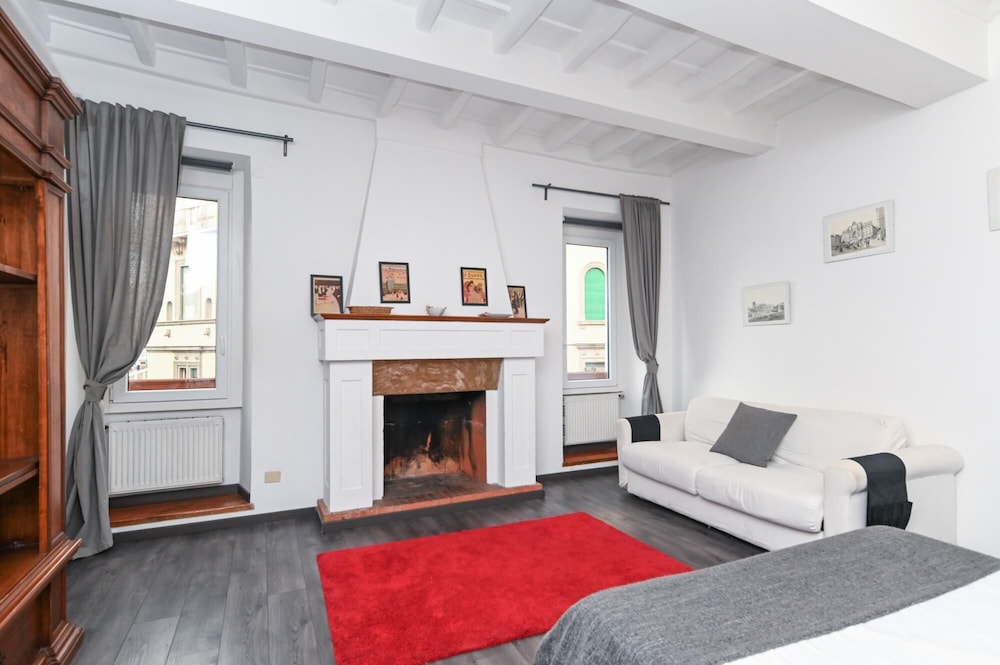 Gorgeous Trastevere Loft On The River